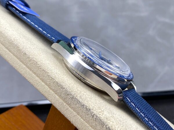 Replica Omega Speedmaster Moon Watch Snoopy (50th Anniversary) - Image 4