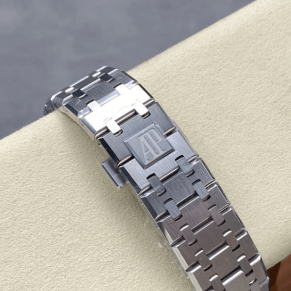 Replica Audemars Piguet Royal Oak 15500 KAWS - Image 7