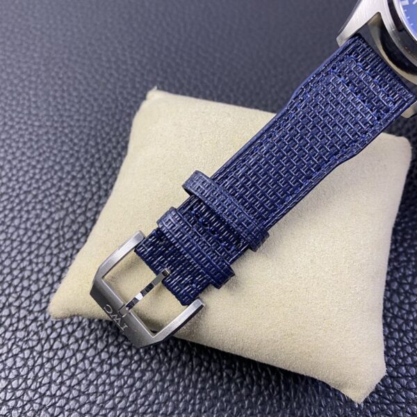 Replica IWC PILOT’S WATCHES 43MM Blue Strap - Image 5